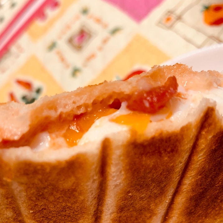 朝から栄養満点!温泉卵のホットサンド